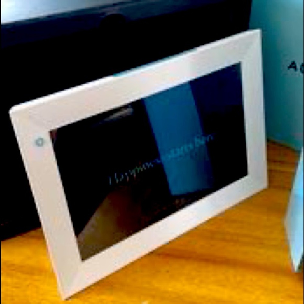 NWT Aura digital picture frame | white
